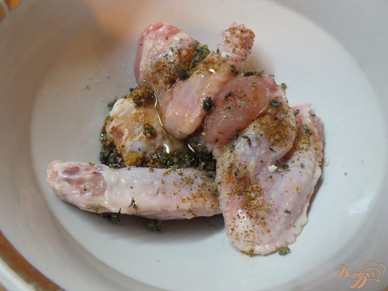 Фото приготовление рецепта: Куриные крылышки с шафраном и соевым соусом шаг №4