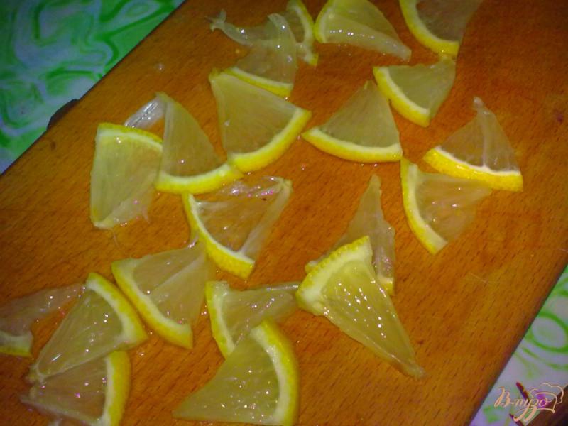 Фото приготовление рецепта: Компот из слив и лимона шаг №2