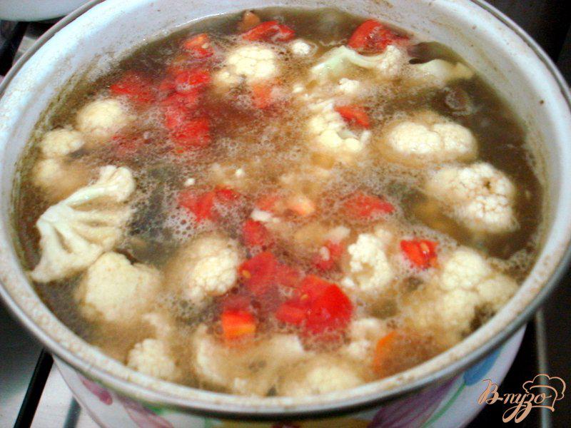 Фото приготовление рецепта: Суп из опят, рыжиков и цветной капусты шаг №7