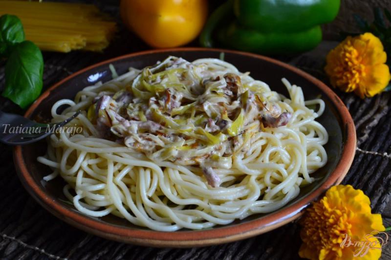 Фото приготовление рецепта: Спагетти с пореем и ветчиной шаг №4