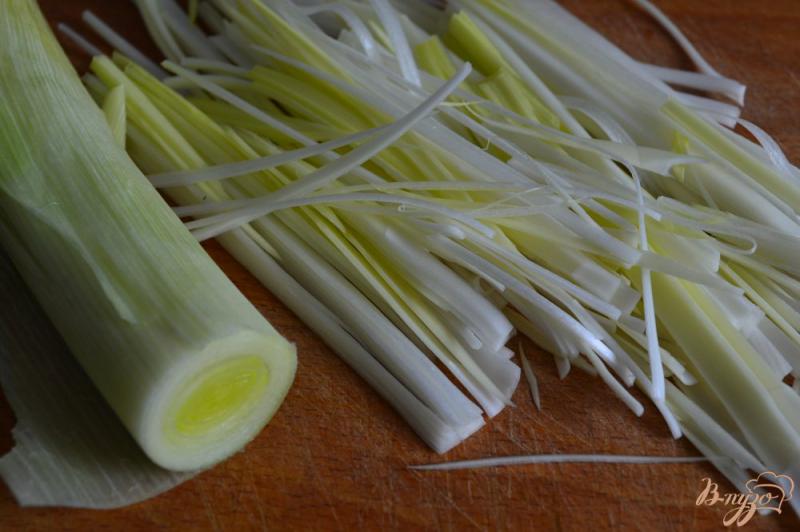 Фото приготовление рецепта: Спагетти с пореем и ветчиной шаг №1