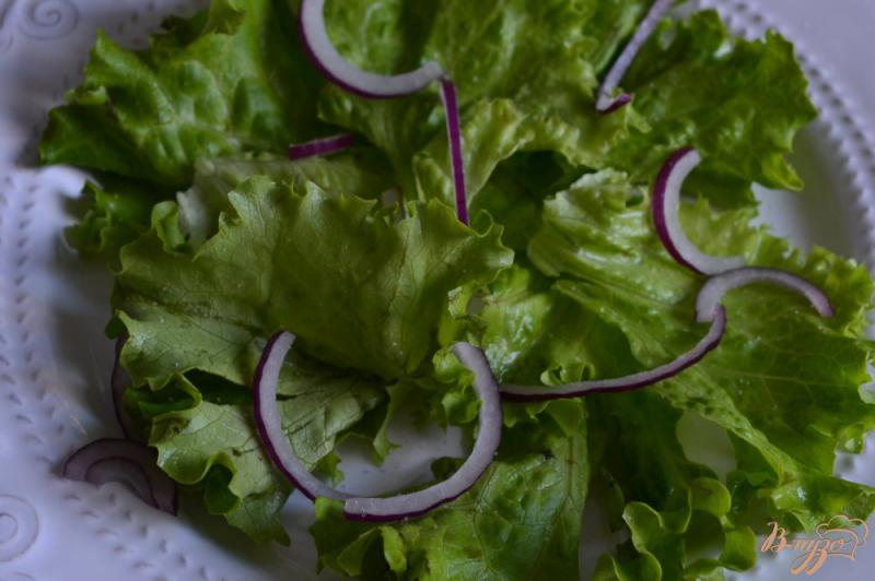 Фото приготовление рецепта: Салат с инжиром, моцареллой и сухой ветчиной шаг №2