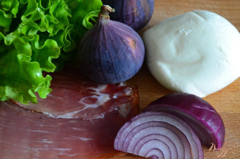 Фото приготовление рецепта: Салат с инжиром, моцареллой и сухой ветчиной шаг №1