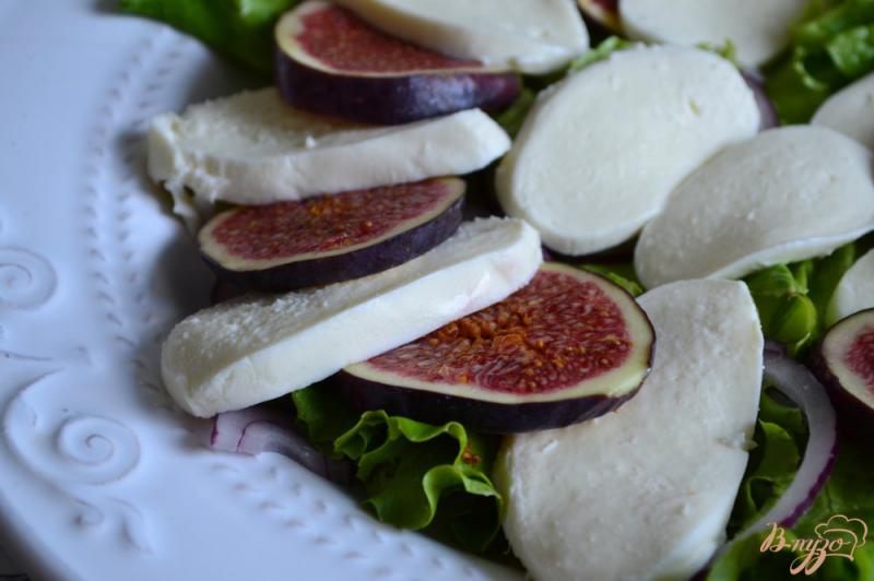 Фото приготовление рецепта: Салат с инжиром, моцареллой и сухой ветчиной шаг №3