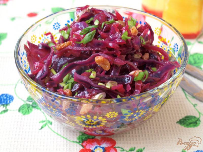 Фото приготовление рецепта: Постный салат с краснокочанной капустой и изюмом шаг №5