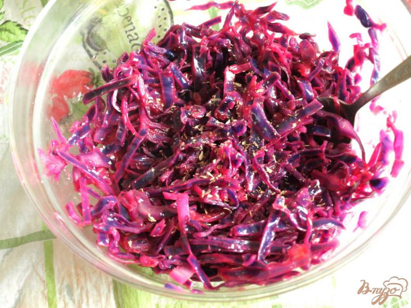 Фото приготовление рецепта: Постный салат с краснокочанной капустой и изюмом шаг №4