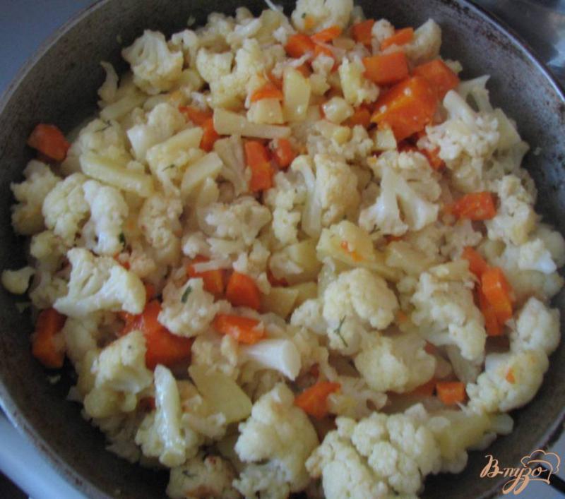 Фото приготовление рецепта: Цветная капуста тушеная с картошкой и морковью шаг №4
