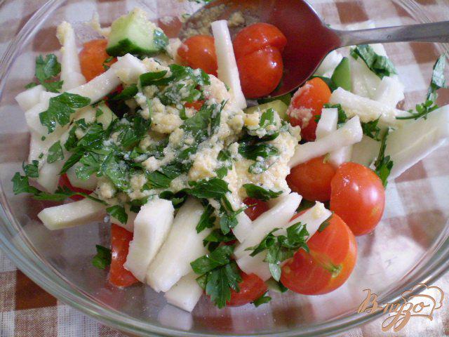 Фото приготовление рецепта: Овощной салат с кольраби шаг №7