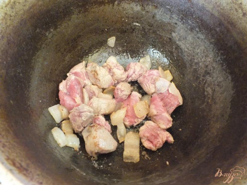 Фото приготовление рецепта: Тушеная капуста с говядиной, розмарином и шафраном шаг №3