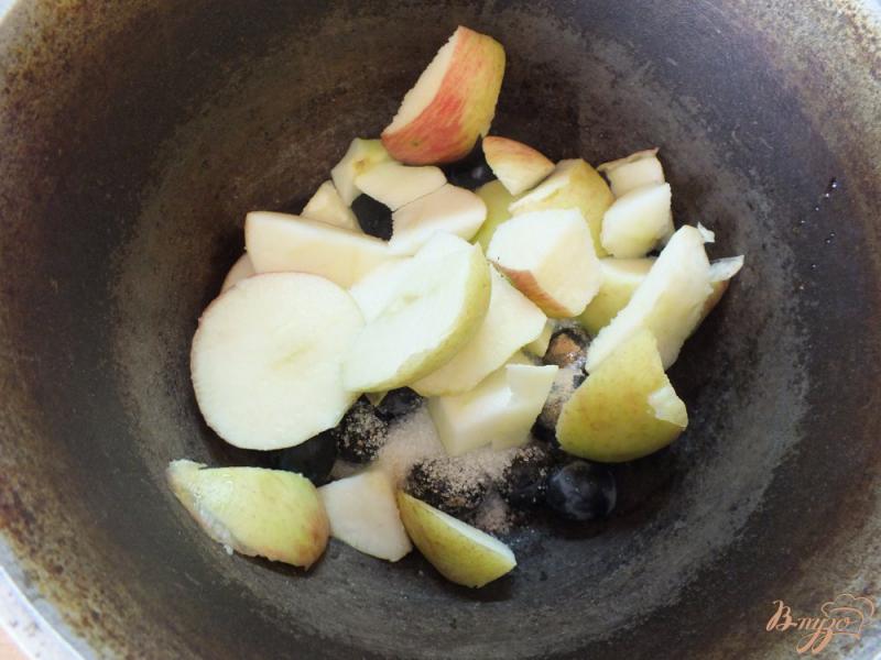 Фото приготовление рецепта: Виноградно-яблочный компот с корицей шаг №4