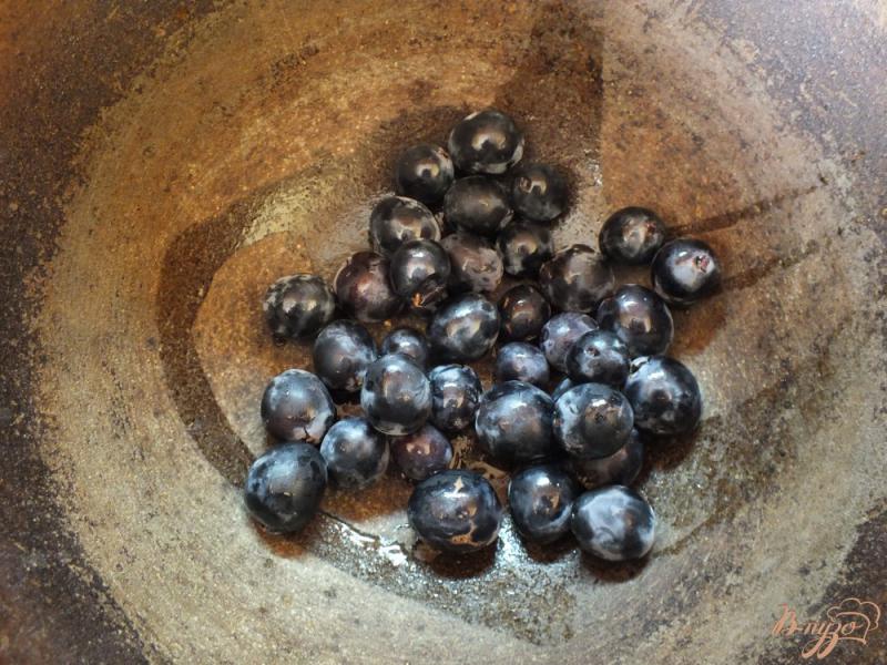 Фото приготовление рецепта: Виноградно-яблочный компот с корицей шаг №1
