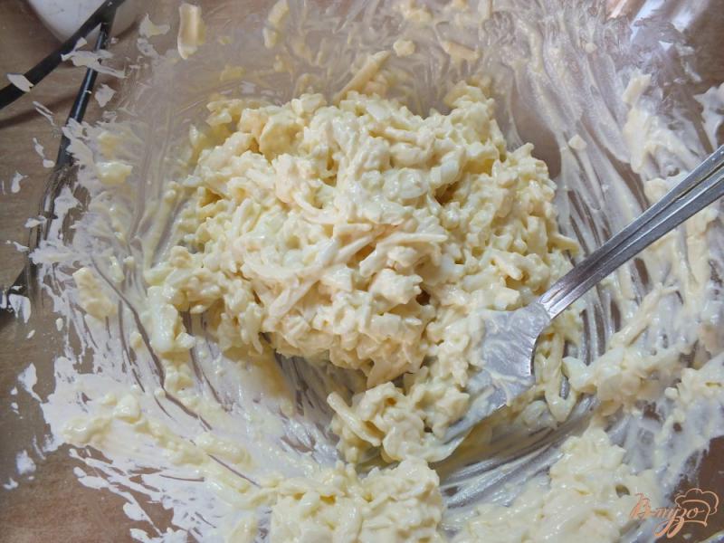 Фото приготовление рецепта: Салат из плавленого сыра и яиц шаг №4