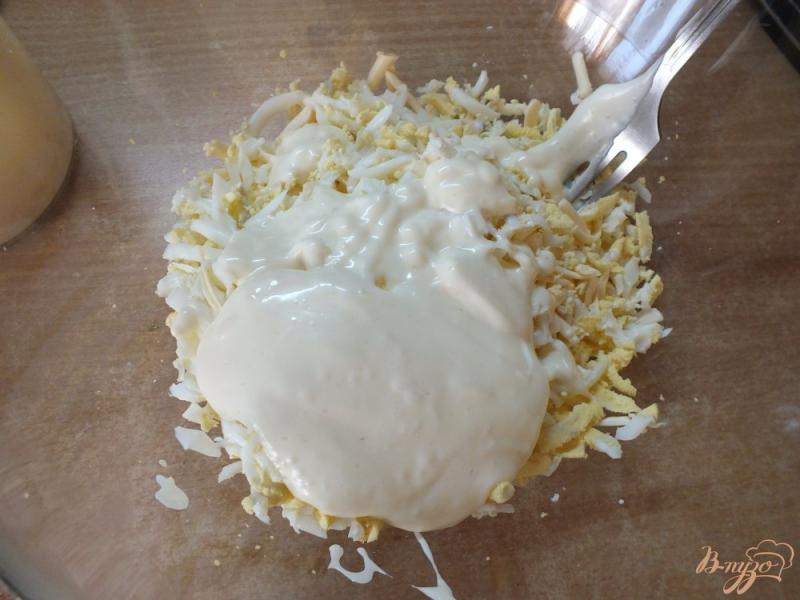 Фото приготовление рецепта: Салат из плавленого сыра и яиц шаг №3