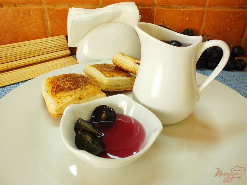 Фото приготовление рецепта: Сладкий виноградный соус к десертам шаг №9
