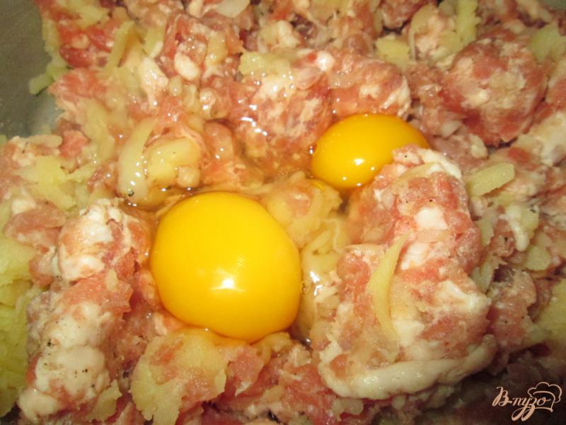 Фото приготовление рецепта: Котлеты из мясного фарша с картофелем шаг №3