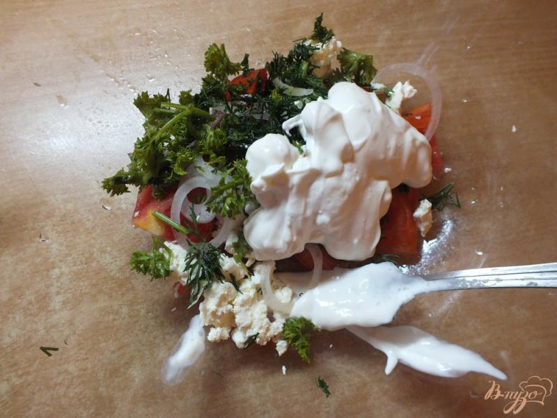 Фото приготовление рецепта: Деревенский салат из помидор с творогом шаг №6