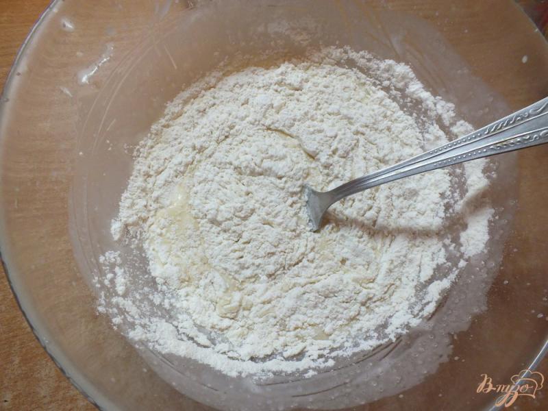 Фото приготовление рецепта: Сливовые кексы с творогом и медом шаг №4