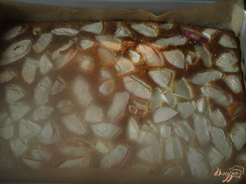 Фото приготовление рецепта: Яблочный пирог на йогурте шаг №3