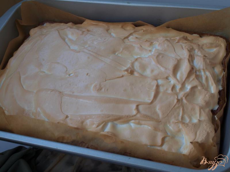 Фото приготовление рецепта: Яблочный пирог на йогурте шаг №4