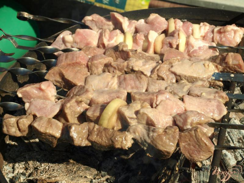 Фото приготовление рецепта: Шашлык из свинины маринованный в кефире шаг №4