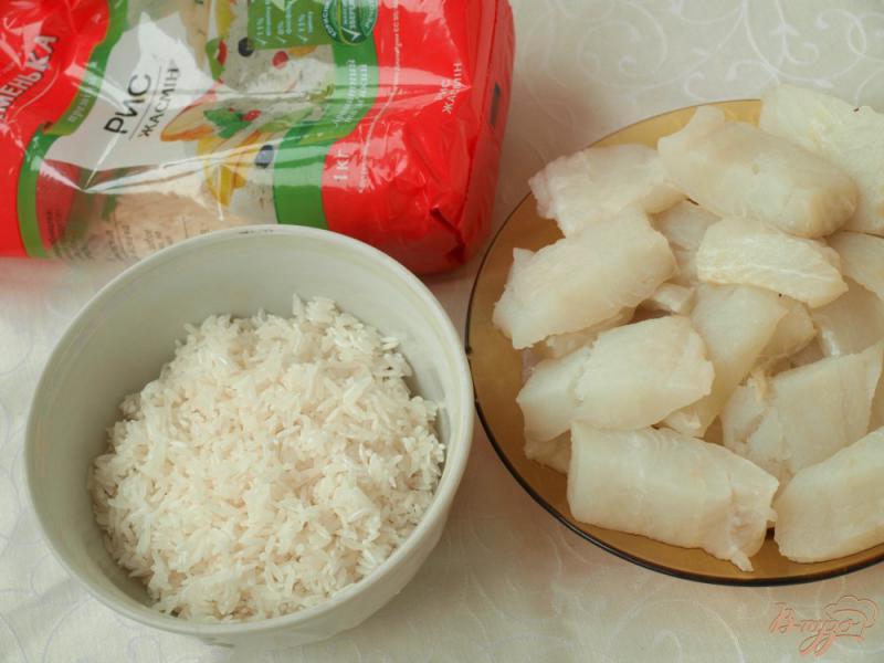 Фото приготовление рецепта: Камбала в постном кляре и гарнир из риса с баклажанами шаг №1