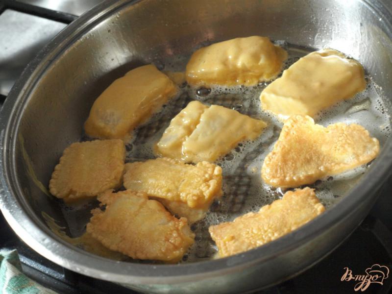 Фото приготовление рецепта: Камбала в постном кляре и гарнир из риса с баклажанами шаг №2