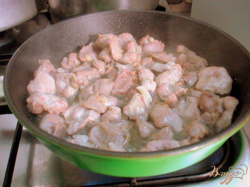 Фото приготовление рецепта: Куринные желудочки в сметанном соусе шаг №2