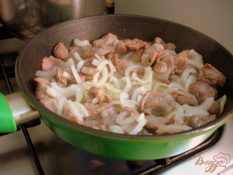 Фото приготовление рецепта: Куринные желудочки в сметанном соусе шаг №3