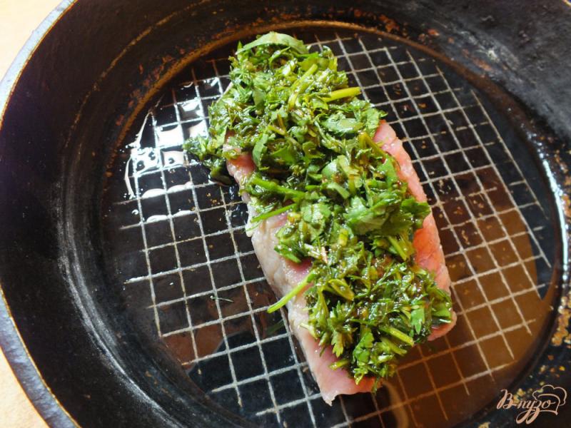 Фото приготовление рецепта: Мясо под шубой из зелени шаг №7