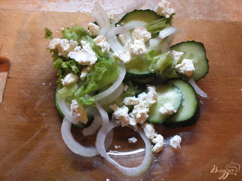 Фото приготовление рецепта: Салат из огурцов и шафраном и домашним творогом шаг №3