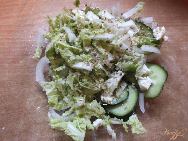 Фото приготовление рецепта: Салат из огурцов и шафраном и домашним творогом шаг №5