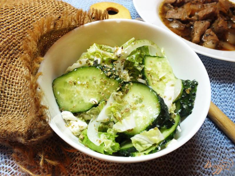 Фото приготовление рецепта: Салат из огурцов и шафраном и домашним творогом шаг №6