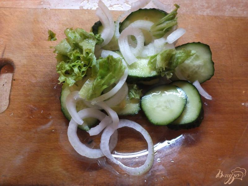 Фото приготовление рецепта: Салат из огурцов и шафраном и домашним творогом шаг №2