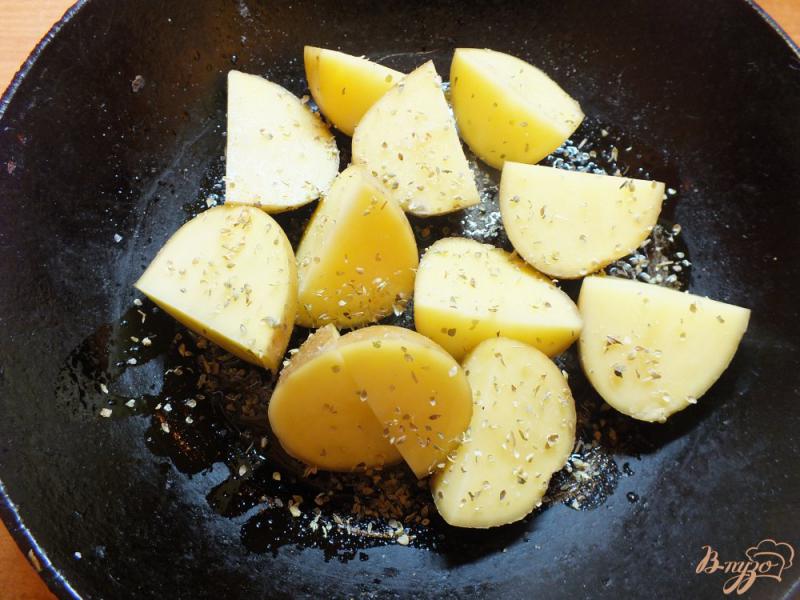 Фото приготовление рецепта: Картошка в кожуре с кинзой, луком и салом шаг №3