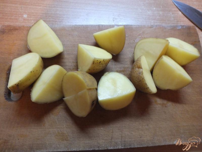 Фото приготовление рецепта: Картошка в кожуре с кинзой, луком и салом шаг №2
