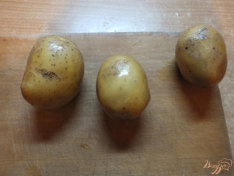 Фото приготовление рецепта: Картошка в кожуре с кинзой, луком и салом шаг №1