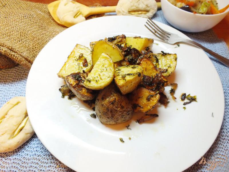 Фото приготовление рецепта: Картошка в кожуре с кинзой, луком и салом шаг №8