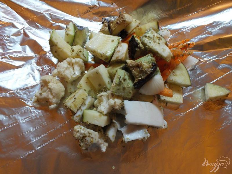 Фото приготовление рецепта: Салат с печеной морковью и салом в духовке шаг №8