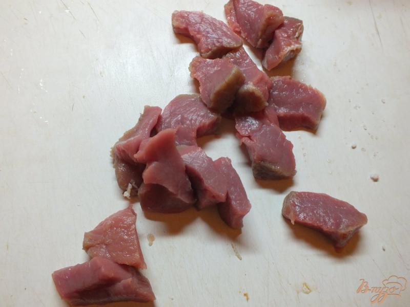 Фото приготовление рецепта: Мясо тушеное с луком и салом шаг №1