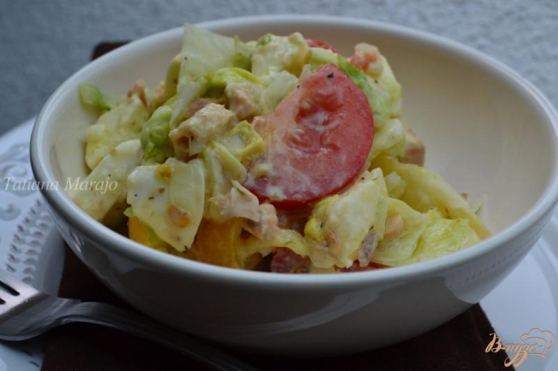 Фото приготовление рецепта: Легкий овощной салат с консервированной рыбой шаг №4