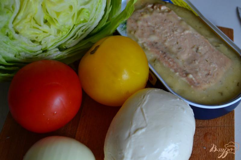 Фото приготовление рецепта: Легкий овощной салат с консервированной рыбой шаг №1