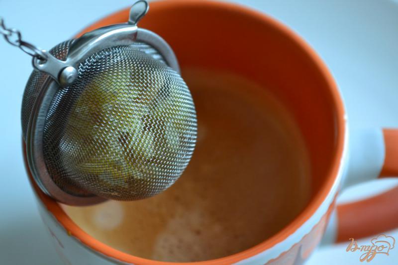 Фото приготовление рецепта: Кофе с имбирем,  шоколадом и взбитыми сливками шаг №4