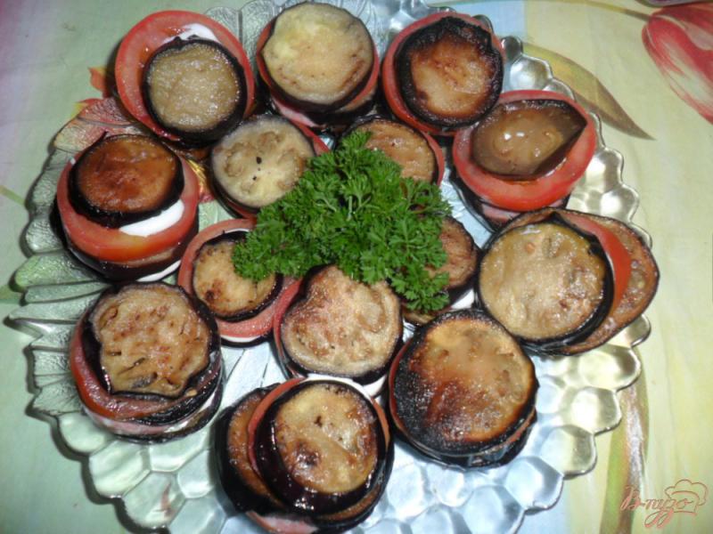 Фото приготовление рецепта: Закуска из баклажанов с колбасой и помидором шаг №6