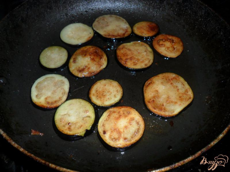Фото приготовление рецепта: Закуска из баклажанов с колбасой и помидором шаг №2