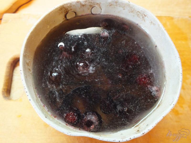 Фото приготовление рецепта: Кисель из сливы и черной смородины шаг №4
