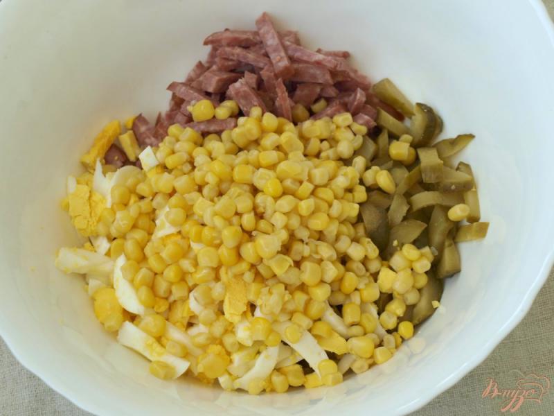 Фото приготовление рецепта: Салат с колбасой, яйцом и сухариками шаг №2
