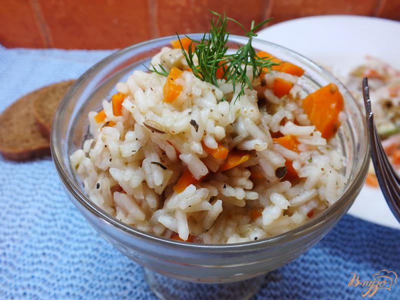 Фото приготовление рецепта: Плов вегетарианский с грибами и морковью шаг №7