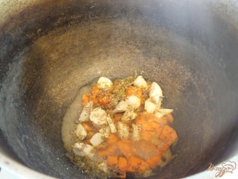 Фото приготовление рецепта: Плов вегетарианский с грибами и морковью шаг №4