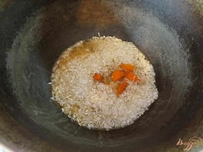 Фото приготовление рецепта: Плов вегетарианский с грибами и морковью шаг №5