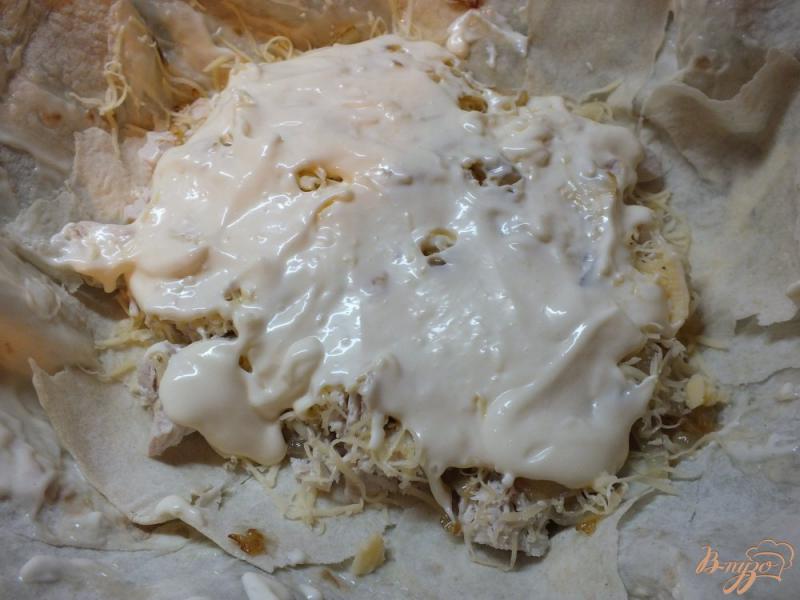 Фото приготовление рецепта: Пирог из лаваша с курицей и яйцом шаг №8